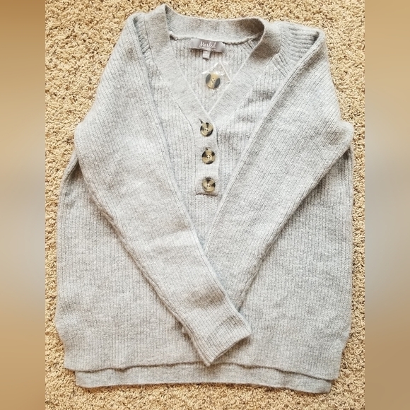 Women's Size Medium. Marled Grey Sweater. NWOT. Spare Button Included. - Picture 1 of 3